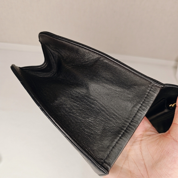 Authentic Preloved Chanel vintage medium flap bag - Picture 11 of 17